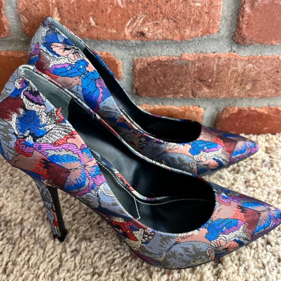 Charles David Patterned Heels Size 7 - Picture 3 of 7